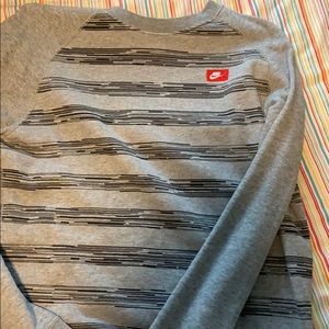 Long sleeve Nike shirt/sweatshirt
